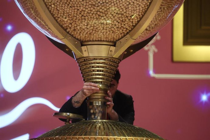 Varias personas rellenan los bombos del Sorteo Extraordinario de la Lotería de Navidad 2025, en el Teatro Real, a 22 de diciembre de 2025, en Madrid (España). El Sorteo Extraordinario de la Lotería de Navidad de 2025 consta de 198 series y cada serie tien