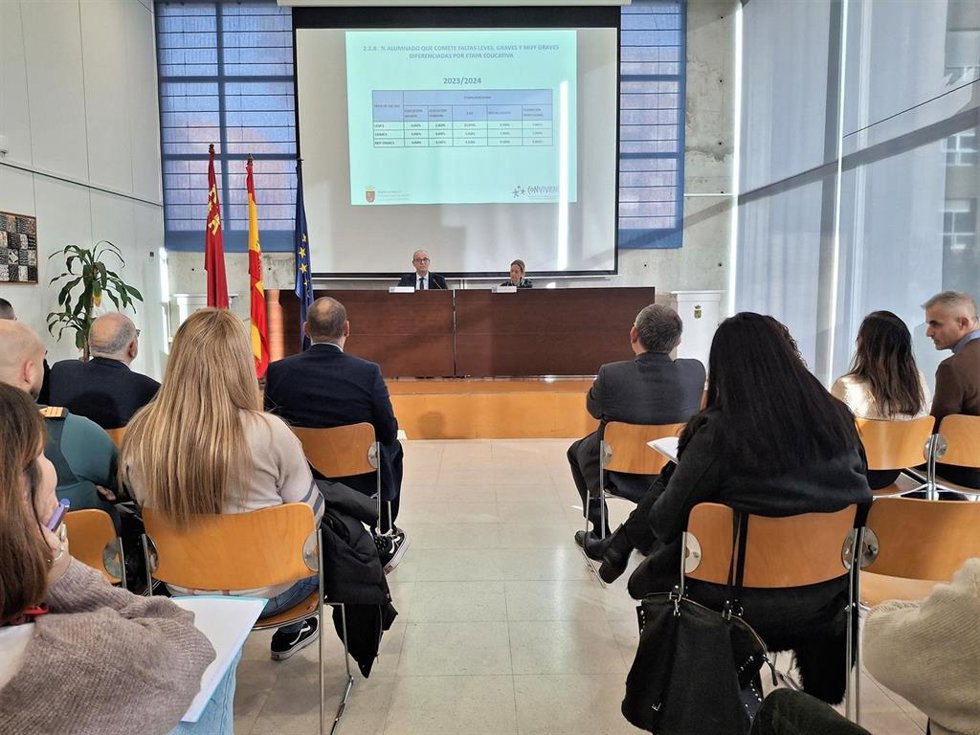 El consejero de Educación y Formación Profesional, Víctor Marín, preside el Pleno del Observatorio para la Convivencia Escolar de la Región de Murcia
