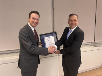 El consejero delegado de Enagás (a la izquierda), Arturo Gonzalo, recoge la certificación en Gestión de Riesgos de manos del consejero delegado de Aenor, Rafael García Meiro.