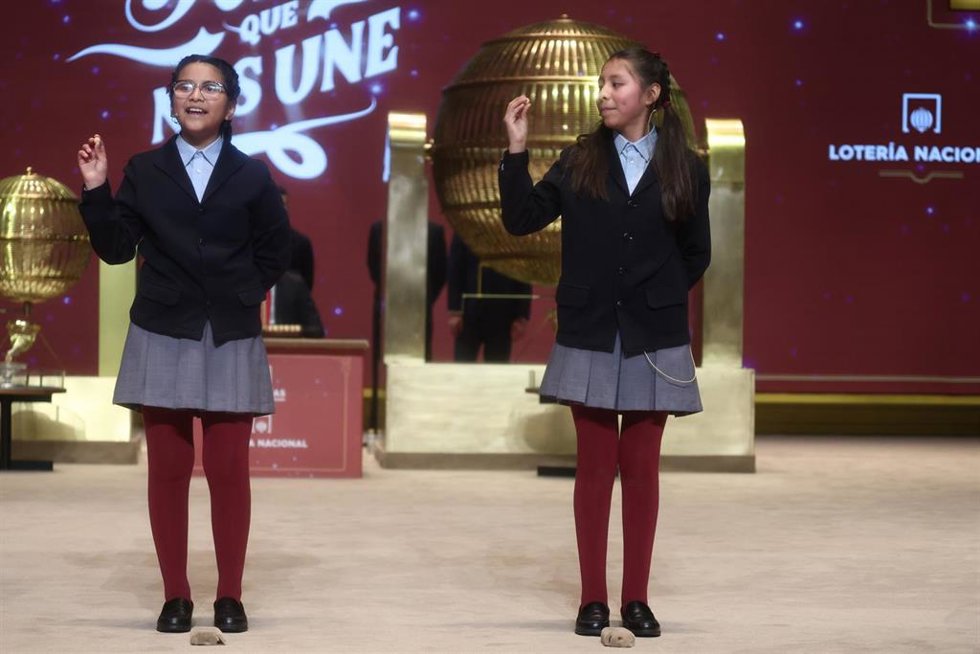 Dos niñas del Colegio de San Ildefonso, cantan el premio de la Lotería de Navidad, durante la celebración del Sorteo Extraordinario de la Lotería de Navidad 2025, en el Teatro Real, a 22 de diciembre de 2025, en Madrid (España). 