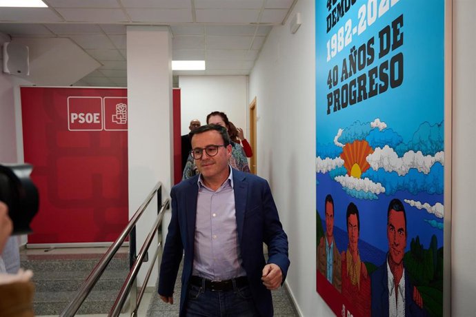 El candidato a la presidencia de Extremadura por el PSOE, Miguel Ángel Gallardo, durante el seguimiento de la noche electoral en la sede autonómica del PSOE