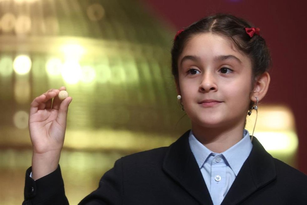 Una niña del Colegio de San Ildefonso, canta el tercer premio de la Lotería de Navidad, durante la celebración del Sorteo Extraordinario de la Lotería de Navidad 2025, en el Teatro Real, a 22 de diciembre de 2025, en Madrid (España). El Sorteo Extraordi