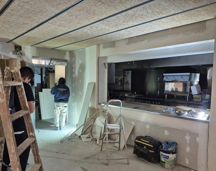 Operaris durant una actuació de millora en un centre educatiu de Barcelona