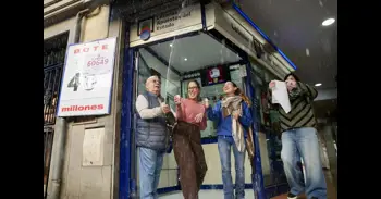 La Lotería de navidad deja 60.000 euros en la 'Lotería Altozano' de Sevilla: "Es el tercero en tres años"