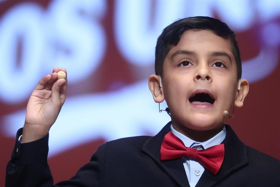 Un niño del Colegio de San Ildefonso, canta el tercer premio de la Lotería de Navidad, durante la celebración del Sorteo Extraordinario de la Lotería de Navidad 2025, en el Teatro Real, a 22 de diciembre de 2025, en Madrid (España). 