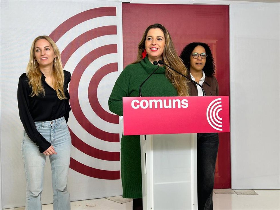 (I-D) La Portavoz De Los Comuns En Badalona, Ada Llauradó; La Coordinadora Candela López, Y La Diputada En El Congreso Viviane Ogou, En Una Rueda De Prensa En La Sede Del Partido