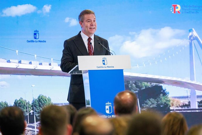 El presidente de Castilla-La Mancha, Emiliano García-Page, inaugura, en Miguelturra (Ciudad Real), la conexión peatonal y ciclista que une esta localidad con la capital ciudadrealeña