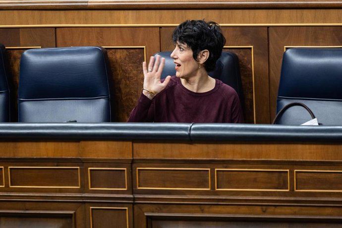 La ministra de Inclusión, Seguridad Social y Migraciones, Elma Saiz, durante una sesión de control al Gobierno, en el Congreso de los Diputados, a 10 de diciembre de 2025, en Madrid (España).