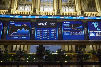 Paneles informativos en el Palacio de la Bolsa de Madrid, a 16 de diciembre de 2025, en Madrid (España).