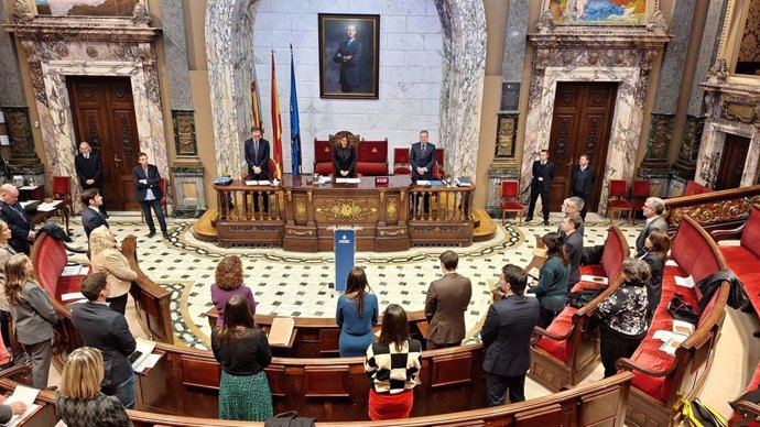 Imatge del ple ordinari de desembre 2025 de l'Ajuntament de València, iniciat amb un minut de silenci per les persones sense llar mortes en el carrer i en el qual s'ha aprovat definitivament el pressupost del consistori per al 2026.