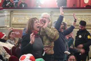 Varias personas protestas por Palestina durante la celebración del Sorteo Extraordinario de la Lotería de Navidad 2025