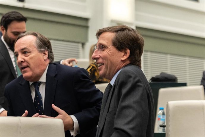 El alcalde de Madrid, José Luis Martínez-Almeida (d), durante un pleno ordinario del Ayuntamiento de Madrid, en el Palacio de Cibeles