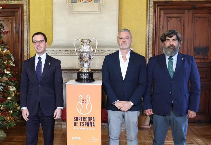 El presidente insular, Llorenç Galmés, y el vicepresidente segundo y conseller de Medio Ambiente, Medio Rural y Deportes, Pedro Bestard, reciben en audiencia al presidente de la FFIB, Jordi Horrach.