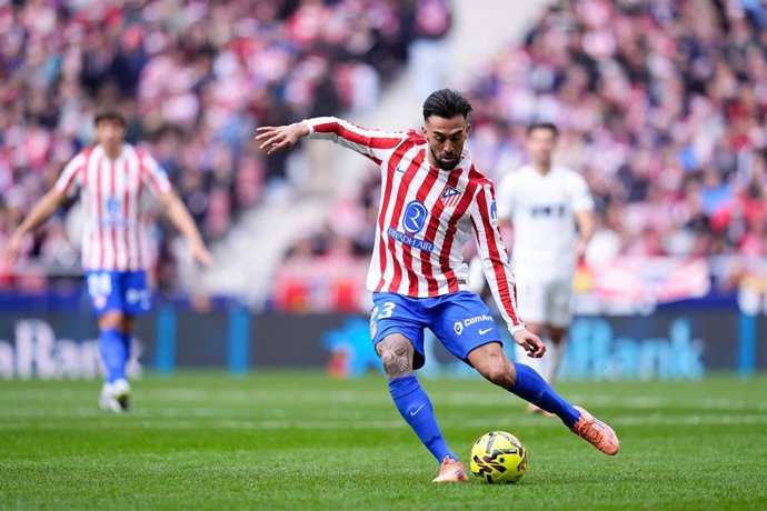 El atacante del Atlético de Madrid Nico González disputa un balón.
