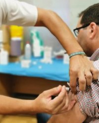 Sanz pide "no bajar la guardia" estas fiestas con las medidas de prevención ante el pico de la gripe en Andalucía