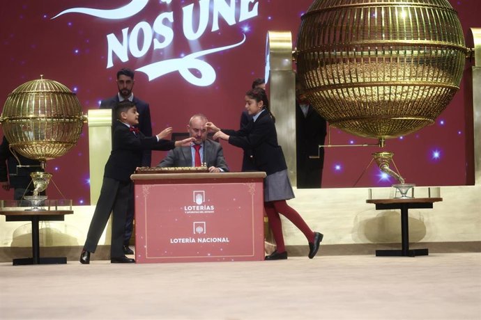 Dos niños del Colegio de San Ildefonso en el Sorteo Extraordinario de la Lotería de Navidad.