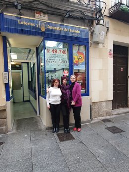 Licia García (izda), Ana Herranz e Irene Herrera, ante la administración 'Lotería del Corpus' de Segovia.