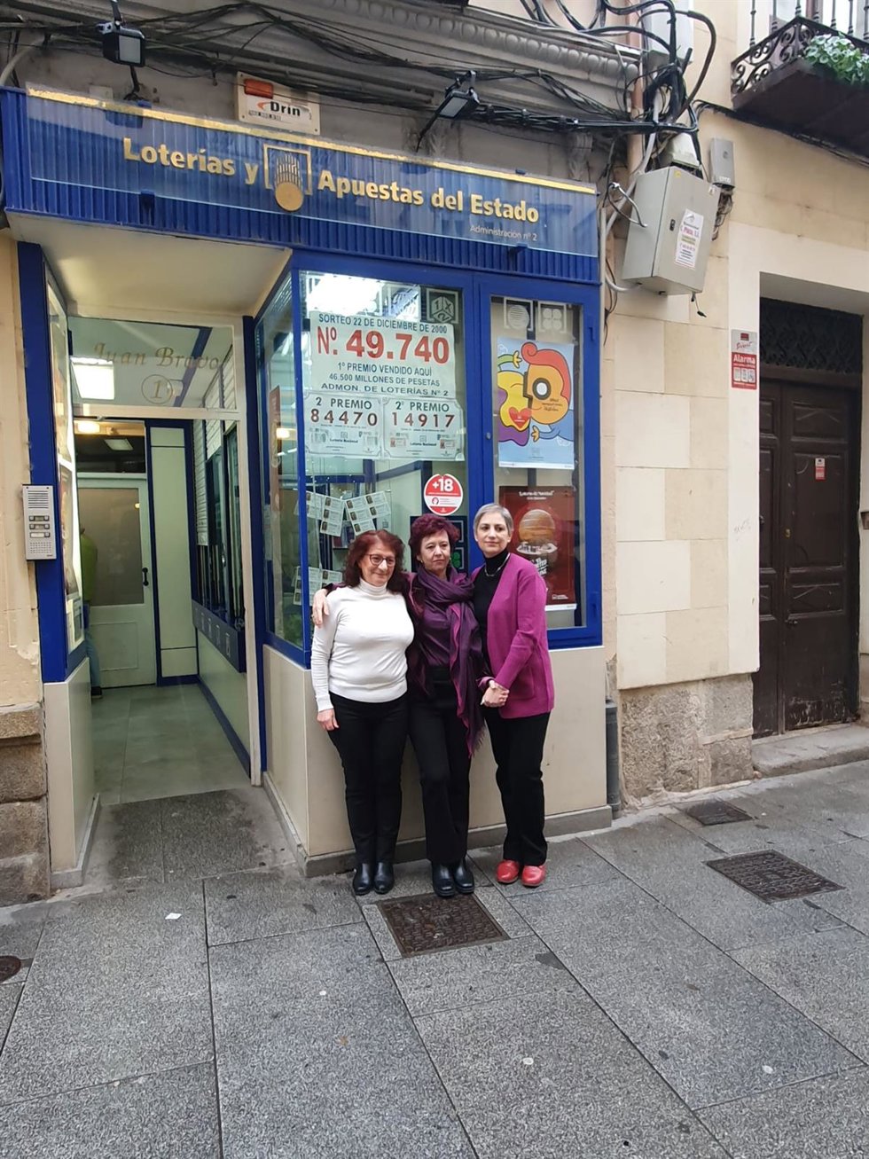 Licia García (izda), Ana Herranz e Irene Herrera, ante la administración 'Lotería del Corpus' de Segovia.