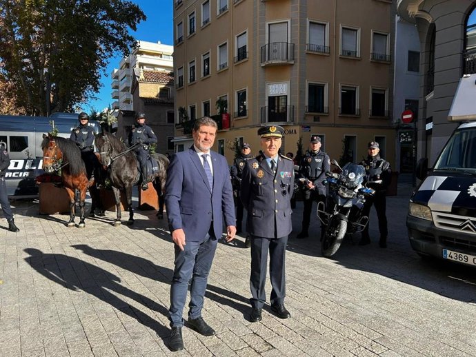 El concejal de Seguridad Ciudadana y Emergencias, Fulgencio Perona, presenta el dispositivo junto al comisario general jefe de la Policía Local, José María Mainar