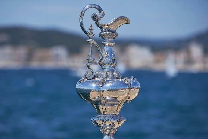 El trofeo de la America's Cup de vela en aguas de Nápoles