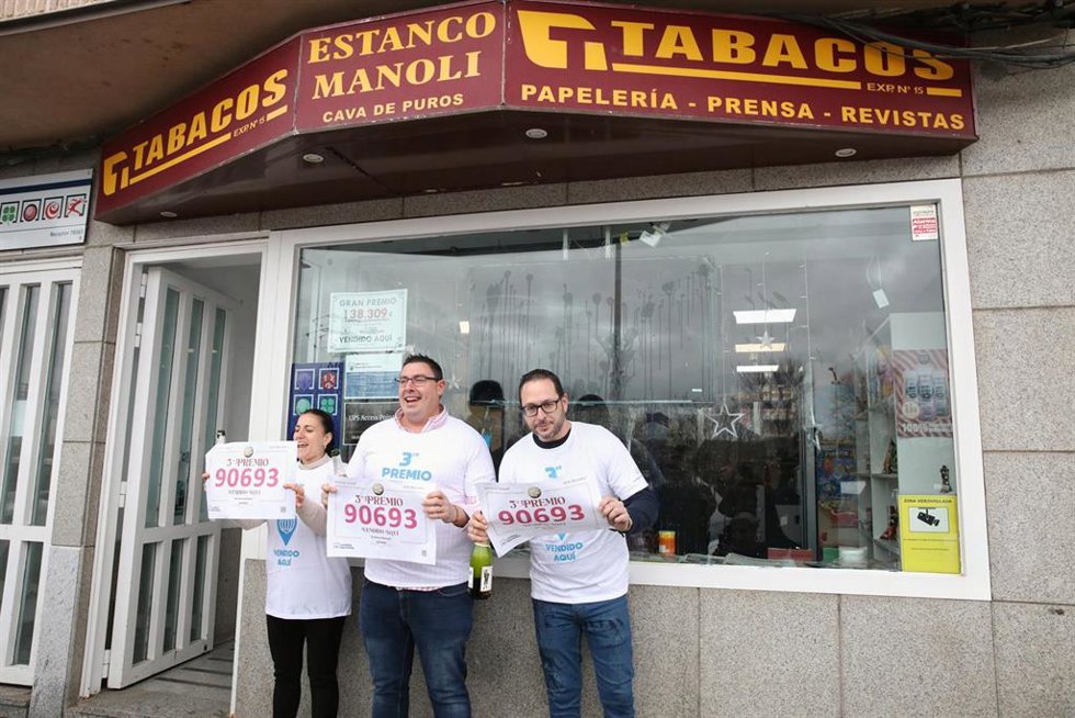 El concejal de Festejos de Toledo reparte el tercer premio: "Hoy es un día para hacer feliz a la gente"