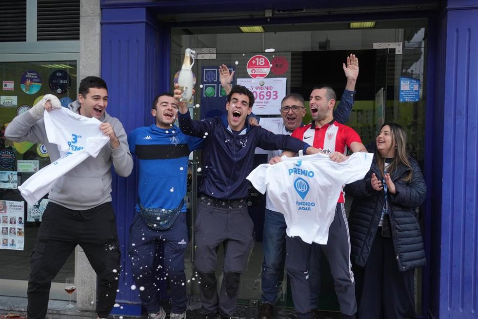 Vecinos de Igorre (Bizkaia) celebran el tercer premio del Sorteo de Navidad