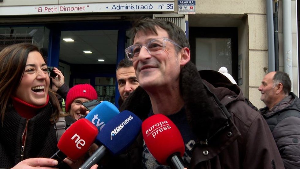 Javier, uno de los agraciados de una serie de un cuarto premio en el Sorteo Extraordinario de Lotería de Navidad en 2025