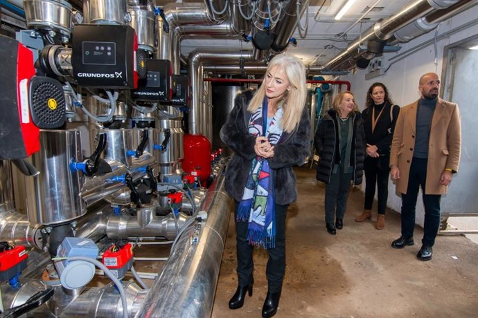 La consejera de Cultura y Deporte, Patricia del Pozo, en su visita a las instalaciones del CEAR en Sevilla.