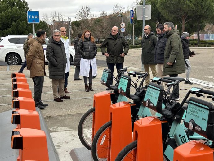 El alcalde de Valladolid, Jesús Julio Carnero, visita la nueva estación de Biki en el Hospital del Río Hortega.