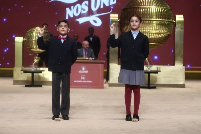Dos niños del Colegio de San Ildefonso, cantan el tercer premio de la Lotería de Navidad, durante la celebración del Sorteo Extraordinario de la Lotería de Navidad 2025, en el Teatro Real, a 22 de diciembre de 2025, en Madrid (España). 