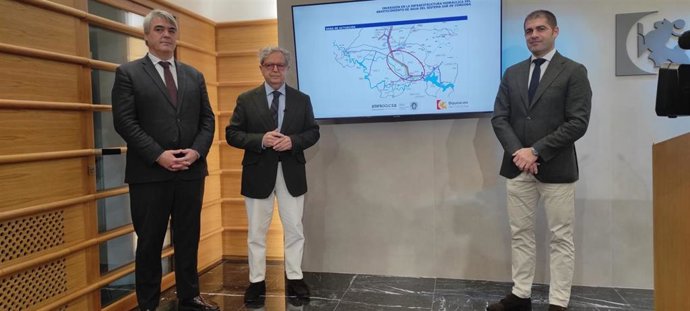 Fuentes (centro) en la presentación de las intervenciones hidráulicas que se ejecutarán en el Sur de la provincia.