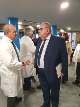 El consejero de Sanidad, Alejandro Vázquez, con el gerente de Asistencia Primaria de Segovia, Luis Gómez Fuentes, en la entrada del actual Complejo Hospitalario de Segovia