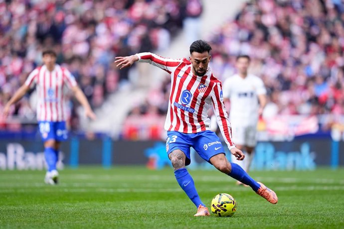 Nico Gonzalez, do Atlético de Madri, joga a bola durante a partida de futebol da Liga Espanhola, LaLiga EA Sports, disputada entre o Atlético de Madri e o Valencia CF no Estádio Riyadh Air Metropolitano em 13 de dezembro de 2025, em Madri, Espanha.