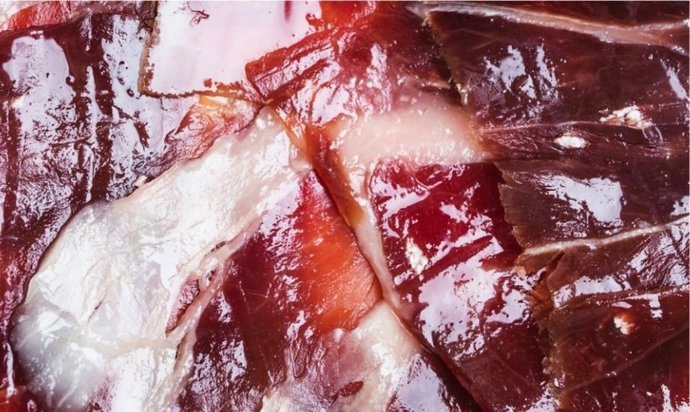 Ni frío ni recién abierto: la temperatura exacta a la que hay que servir el jamón para que no se rompa y sepa mejor