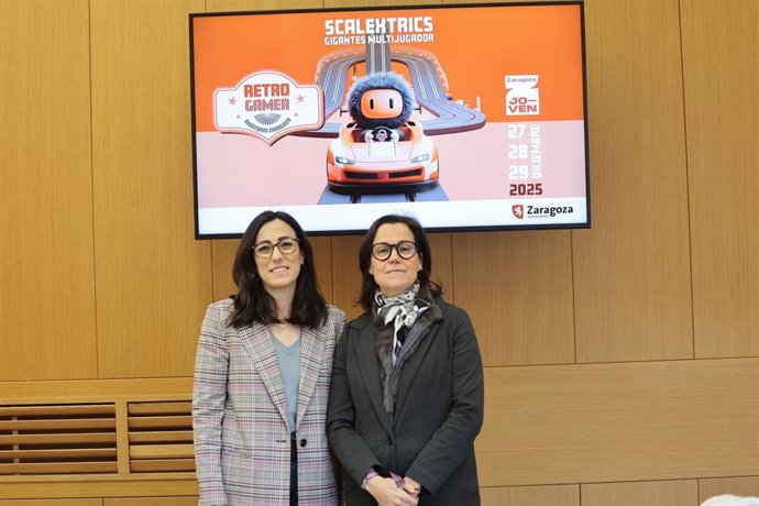 La concejal de Juventud, Ruth Bravo, y del servicio municipal Info Joven, Susana Urraza, presentan una nueva edición del RetroGamer 2025.