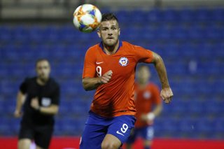 ******COBERTURA ESPECIAL, DISPONIBLE SOLO PARA CLIENTES ESPECIALMENTE ABONADOS******* Futbol, Chile vs Guinea El jugador de la seleccion chilena Diego Rubio controla el balon durante el partido amistoso contra Guinea disputado en el estadio Jose Rico