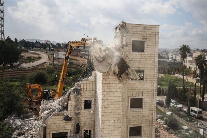 Archivo - February 20, 2024, East Jerusalem, Israel: Israeli military excavator demolishs the house of the Palestinian ''Abu Zahriah'' family, which was reportedly built without a construction permit, in the Beit Hanina neighborhood of Israeli-annexed eas