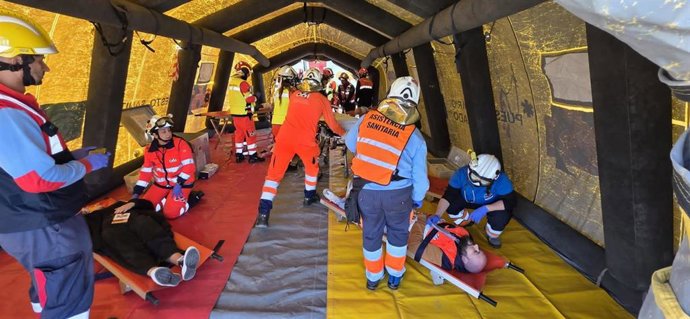 Simulacro de incendio en el CEIP Muelle del Tinto de Huelva.