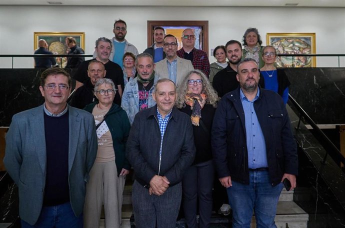 El consejero de Empleo del Cabildo de Tenerife, Efraín Medina (c), en la presentación de las ferias de artesanía de Reyes