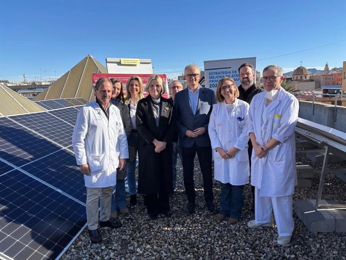 El consejero de Salud, Juan José Pedreño, durante su visita a la nueva instalación fotovoltaica del centro de salud de San Andrés, en Murcia