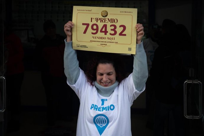 Empleada de la administración situada en la calle Ricardo Ortiz, 8 celebra que han vendido parte del número 79432 correspondiente al ‘Gordo’ del Sorteo Extraordinario de la Lotería de Navidad 2025, a 22 de diciembre de 2025, en Madrid (España). El Sorteo 