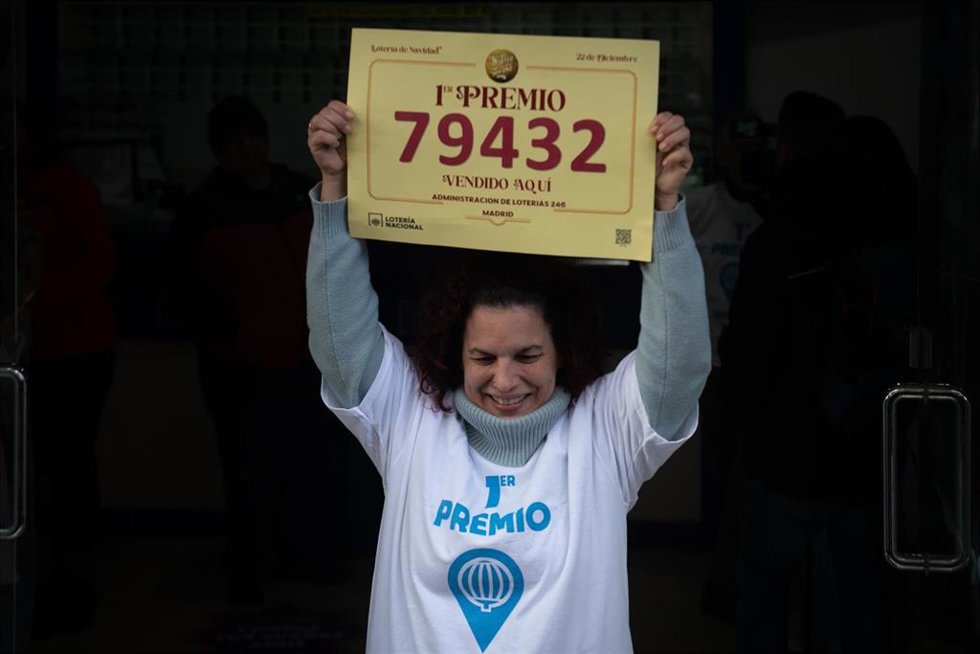 Empleada de la administración situada en la calle Ricardo Ortiz, 8 celebra que han vendido parte del número 79432 correspondiente al Gordo del Sorteo Extraordinario de la Lotería de Navidad 2025, a 22 de diciembre de 2025, en Madrid (España). El Sorte