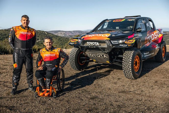 Isidre Esteve y Txema Villalobos con el DKR GR Hilux de Toyota
