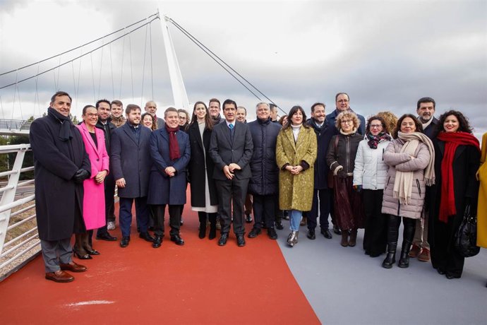 El presidente de Castilla-La Mancha, Emiliano García-Page, inaugura, en Miguelturra (Ciudad Real), la conexión peatonal y ciclista que une esta localidad con la capital ciudadrealeña.