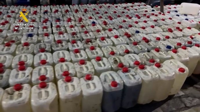 Garrafas de combustible intervenidas en Huelva.