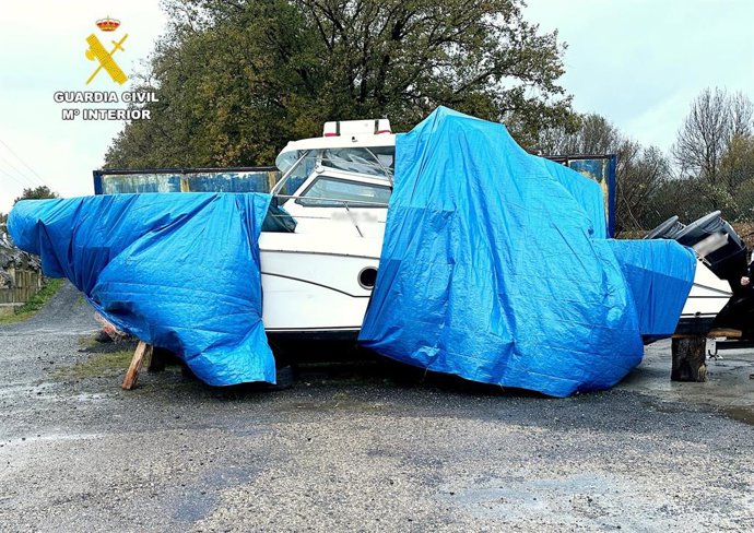 Roban una embarcación de recreo en Laredo y contratan una grúa y un camión para llevarla a Vizcaya