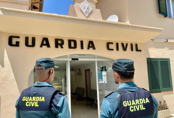 Archivo - Dos agentes de la Guardia Civil en Mallorca.