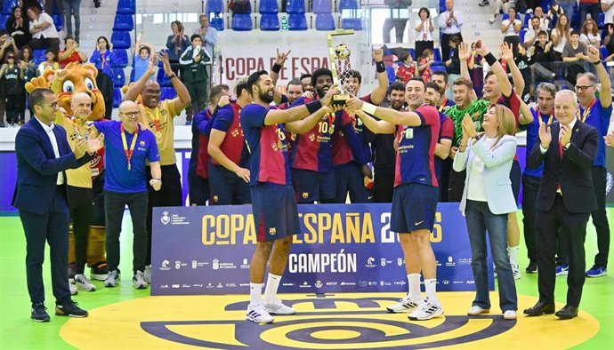 Archivo - El Barça celebra el título tras conquistar la final de la Copa de España 2025 de balonmano, en Gran Canaria