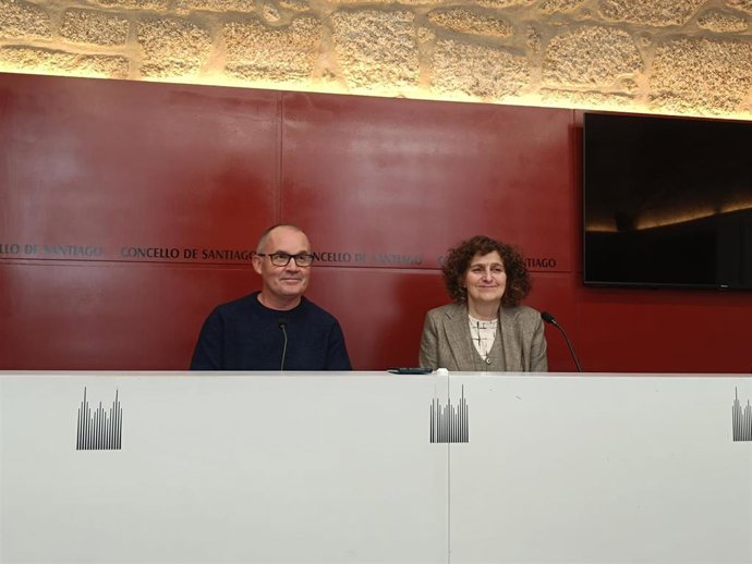 La alcaldesa de Santiago, Goretti Sanmartín, y el concejal de Movilidad, Xan Duro