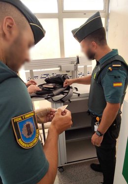 Archivo - Agentes de la Guardia Civil en el aeropuerto de Palma.